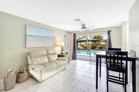 Casa en venta en Cape Coral, Florida, 4 dormitorios, 170.66 m2 № 2214719 - foto 17