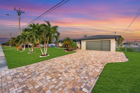 Casa en venta en Cape Coral, Florida, 4 dormitorios, 170.66 m2 № 2214719 - foto 2