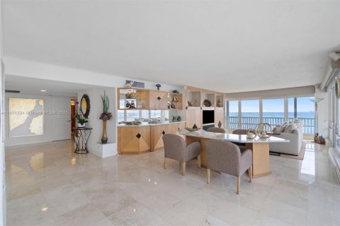 Condo in Fort Lauderdale, Florida, 2 bedrooms  № 1932405 - photo 7