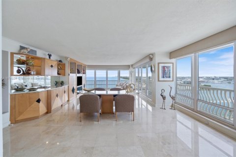 Condo in Fort Lauderdale, Florida, 2 bedrooms  № 1932405 - photo 4