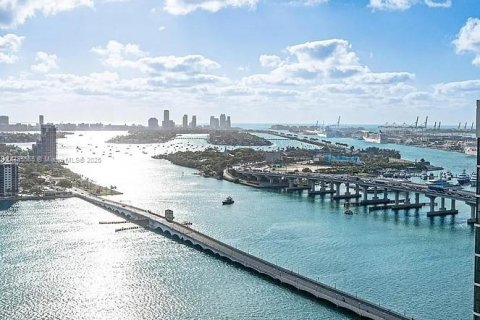 Condominio en alquiler en Miami, Florida, 3 dormitorios, 274.8 m2 № 1638461 - foto 20