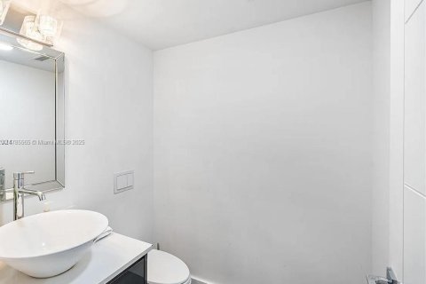 Condominio en alquiler en Miami, Florida, 3 dormitorios, 274.8 m2 № 1638461 - foto 18
