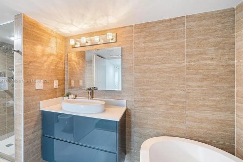 Condominio en alquiler en Miami, Florida, 3 dormitorios, 274.8 m2 № 1638461 - foto 16