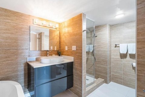 Condominio en alquiler en Miami, Florida, 3 dormitorios, 274.8 m2 № 1638461 - foto 12