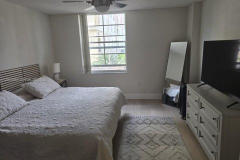 Снять в аренду кондоминиум в Форт-Лодердейл, Флорида 1 спальня, 83.05м2, № 2066899 - фото 2