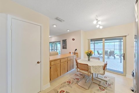 House in Brandon, Florida 4 bedrooms, 207.64 sq.m. № 2199972 - photo 12