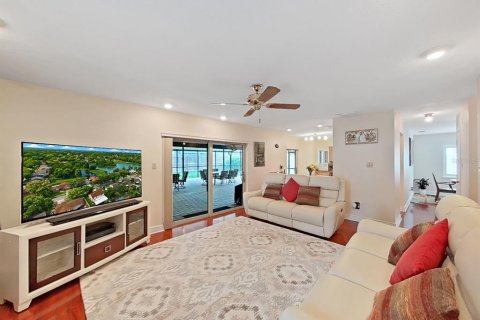 House in Brandon, Florida 4 bedrooms, 207.64 sq.m. № 2199972 - photo 3