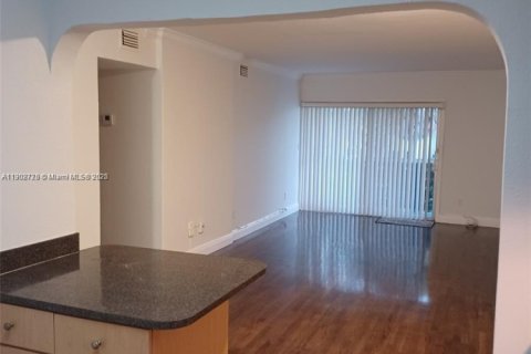Condo in North Miami Beach, Florida, 2 bedrooms  № 1953102 - photo 7