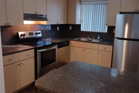 Condo in North Miami Beach, Florida, 2 bedrooms  № 1953102 - photo 4