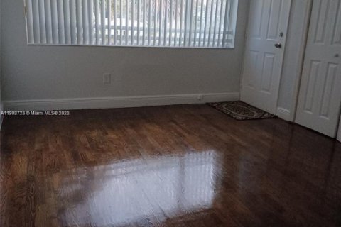 Condo in North Miami Beach, Florida, 2 bedrooms  № 1953102 - photo 11