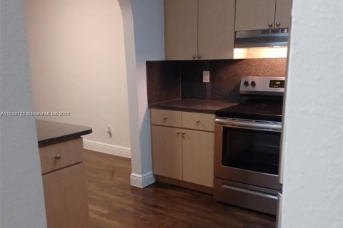 Condo in North Miami Beach, Florida, 2 bedrooms  № 1953102 - photo 5