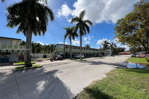 Condo in North Miami Beach, Florida, 2 bedrooms  № 1953102 - photo 24