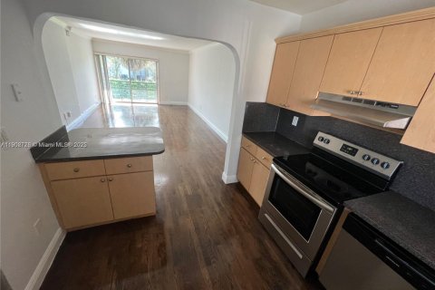 Condo in North Miami Beach, Florida, 2 bedrooms  № 1953102 - photo 1