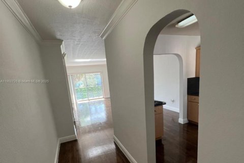 Condo in North Miami Beach, Florida, 2 bedrooms  № 1953102 - photo 25