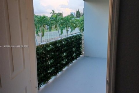 Condo in North Miami Beach, Florida, 2 bedrooms  № 1953102 - photo 12