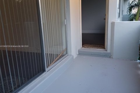 Condo in North Miami Beach, Florida, 2 bedrooms  № 1953102 - photo 16