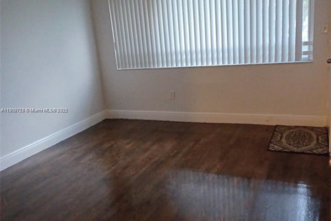 Condo in North Miami Beach, Florida, 2 bedrooms  № 1953102 - photo 10