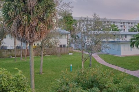 Condo in North Miami Beach, Florida, 2 bedrooms  № 1953102 - photo 22