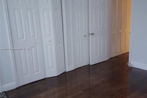 Condo in North Miami Beach, Florida, 2 bedrooms  № 1953102 - photo 9