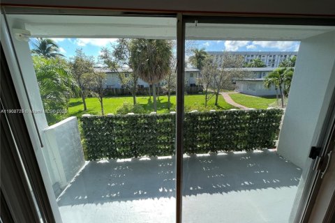 Condo in North Miami Beach, Florida, 2 bedrooms  № 1953102 - photo 15