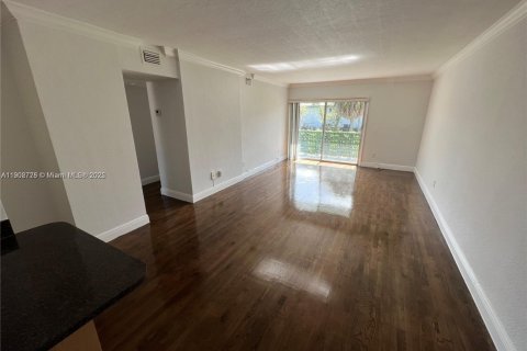 Condo in North Miami Beach, Florida, 2 bedrooms  № 1953102 - photo 2