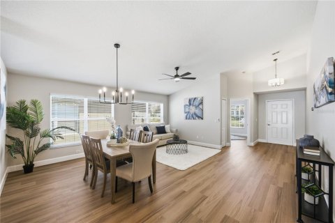 House in Oviedo, Florida 4 bedrooms, 178.37 sq.m. № 2203503 - photo 2