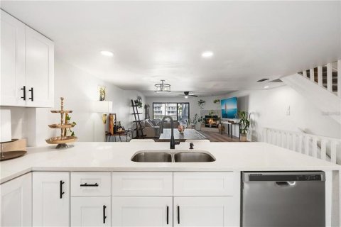Townhouse in Tierra Verde, Florida 2 bedrooms, 137.03 sq.m. № 2322921 - photo 6