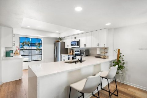 Townhouse in Tierra Verde, Florida 2 bedrooms, 137.03 sq.m. № 2322921 - photo 5