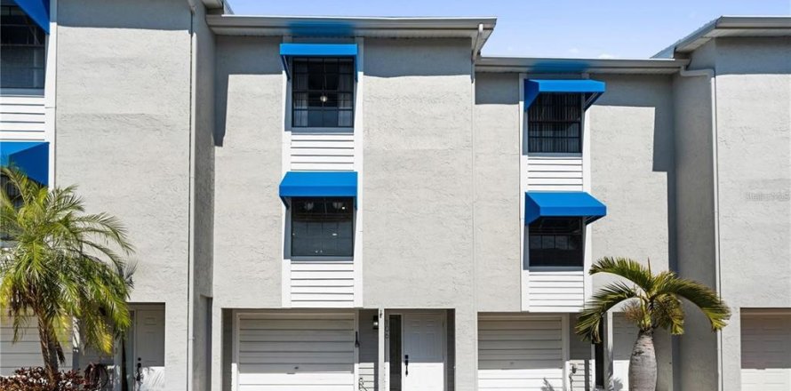 Townhouse in Tierra Verde, Florida 2 bedrooms, 137.03 sq.m. № 2322921