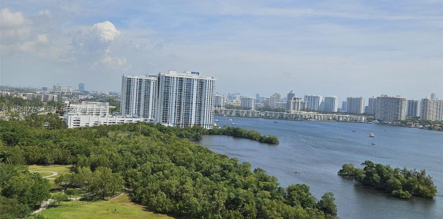 Condo in North Miami Beach, Florida, 1 bedroom  № 2028995