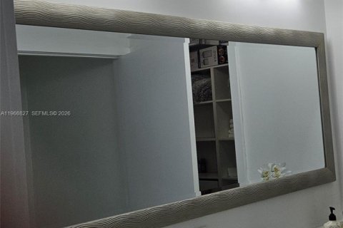 Condo in North Miami Beach, Florida, 1 bedroom  № 2028995 - photo 12