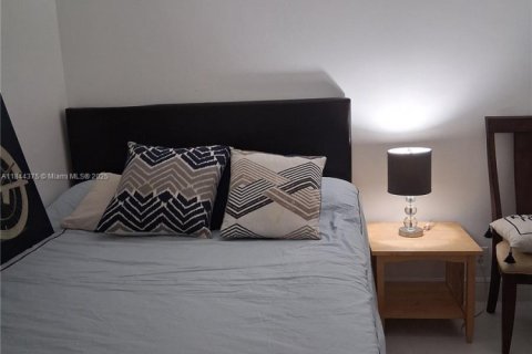 Condominio en alquiler en Hallandale Beach, Florida, 2 dormitorios № 2054494 - foto 21