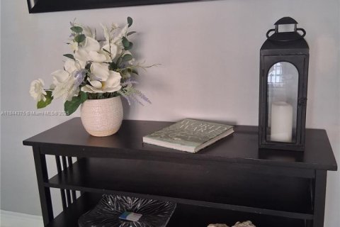 Condominio en alquiler en Hallandale Beach, Florida, 2 dormitorios № 2054494 - foto 18