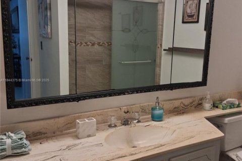 Condominio en alquiler en Hallandale Beach, Florida, 2 dormitorios № 2054494 - foto 22