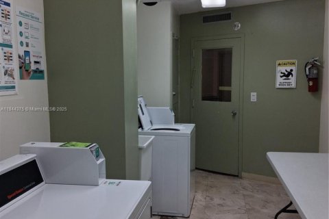 Condominio en alquiler en Hallandale Beach, Florida, 2 dormitorios № 2054494 - foto 9