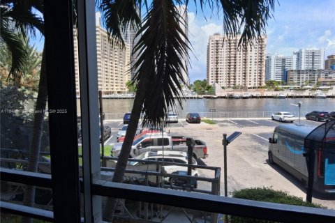 Condominio en alquiler en Hallandale Beach, Florida, 2 dormitorios № 2054494 - foto 8