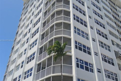 Condominio en alquiler en Hallandale Beach, Florida, 2 dormitorios № 2054494 - foto 15
