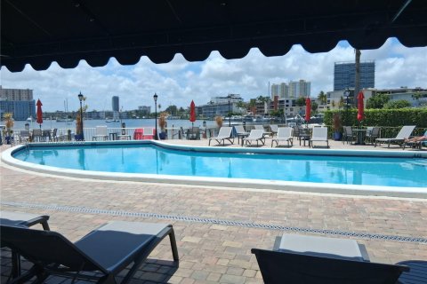 Condominio en alquiler en Hallandale Beach, Florida, 2 dormitorios № 2054494 - foto 12