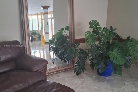 Condominio en alquiler en Hallandale Beach, Florida, 2 dormitorios № 2054494 - foto 16