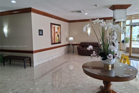 Condominio en alquiler en Hallandale Beach, Florida, 2 dormitorios № 2054494 - foto 5