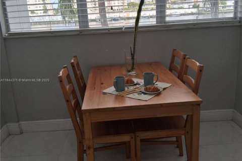 Condominio en alquiler en Hallandale Beach, Florida, 2 dormitorios № 2054494 - foto 19