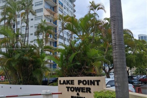 Condominio en alquiler en Hallandale Beach, Florida, 2 dormitorios № 2054494 - foto 2