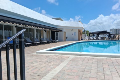 Condominio en alquiler en Hallandale Beach, Florida, 2 dormitorios № 2054494 - foto 11