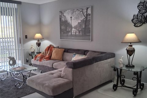 Condominio en alquiler en Hallandale Beach, Florida, 2 dormitorios № 2054494 - foto 17