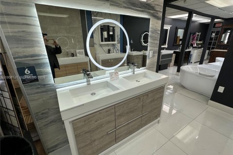 Commercial property in Doral, Florida № 2020677 - photo 5