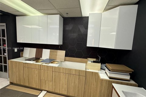 Commercial property in Doral, Florida № 2020677 - photo 8