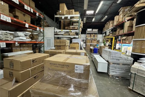 Commercial property in Doral, Florida № 2020677 - photo 21