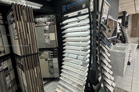 Commercial property in Doral, Florida № 2020677 - photo 12