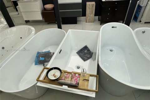 Commercial property in Doral, Florida № 2020677 - photo 11