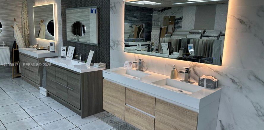 Commercial property in Doral, Florida № 2020677